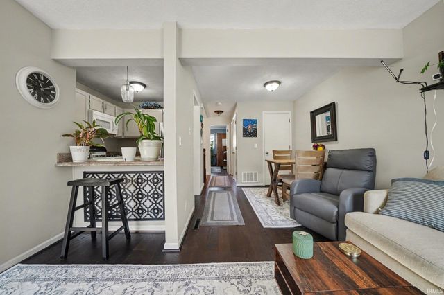 1433 N Oakhill Drive, South Bend, IN 46637