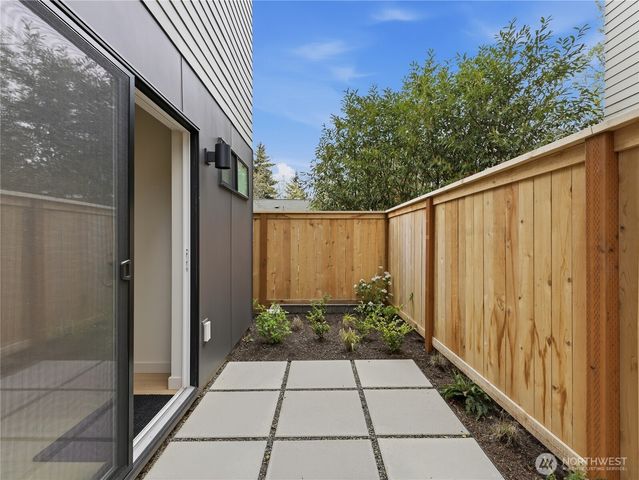 1412 A N 47th Street, Seattle, WA 98103