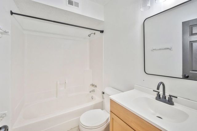 421 Cambridge Cir Apt F5, Murrells Inlet, SC 29576