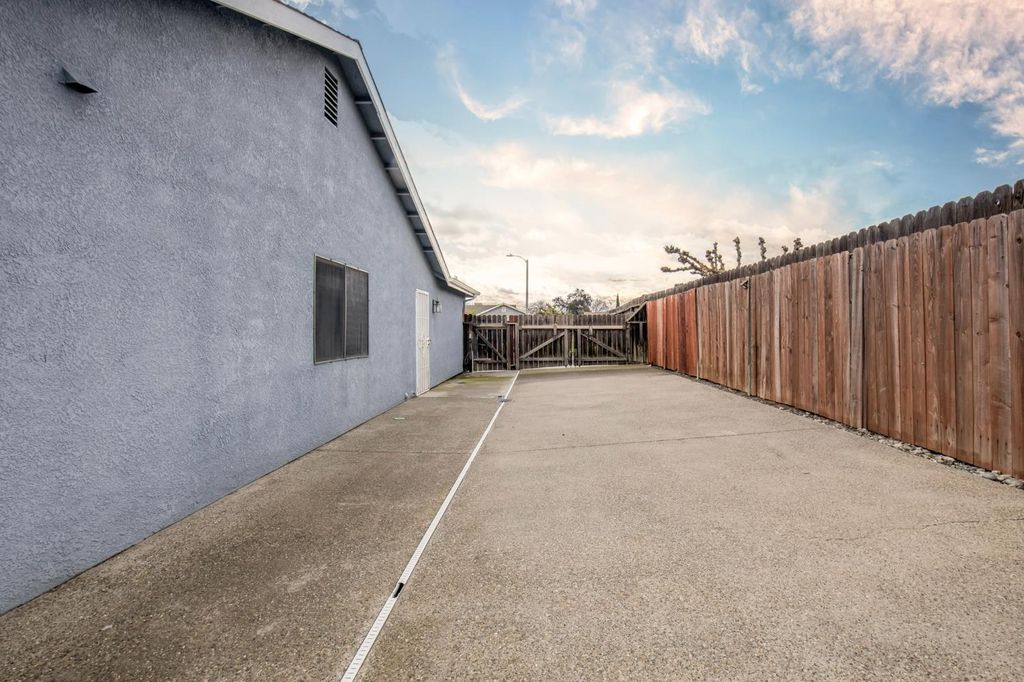 Image 10 of property listing at 1326 Elm Court, Hanford, CA 93230