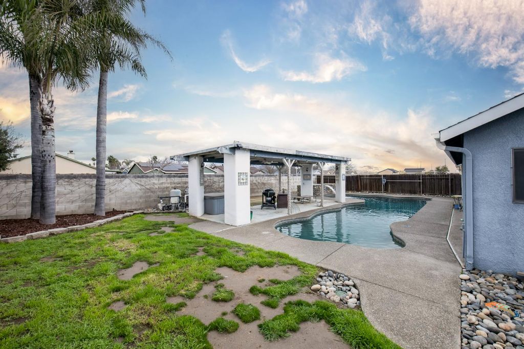 Image 11 of property listing at 1326 Elm Court, Hanford, CA 93230