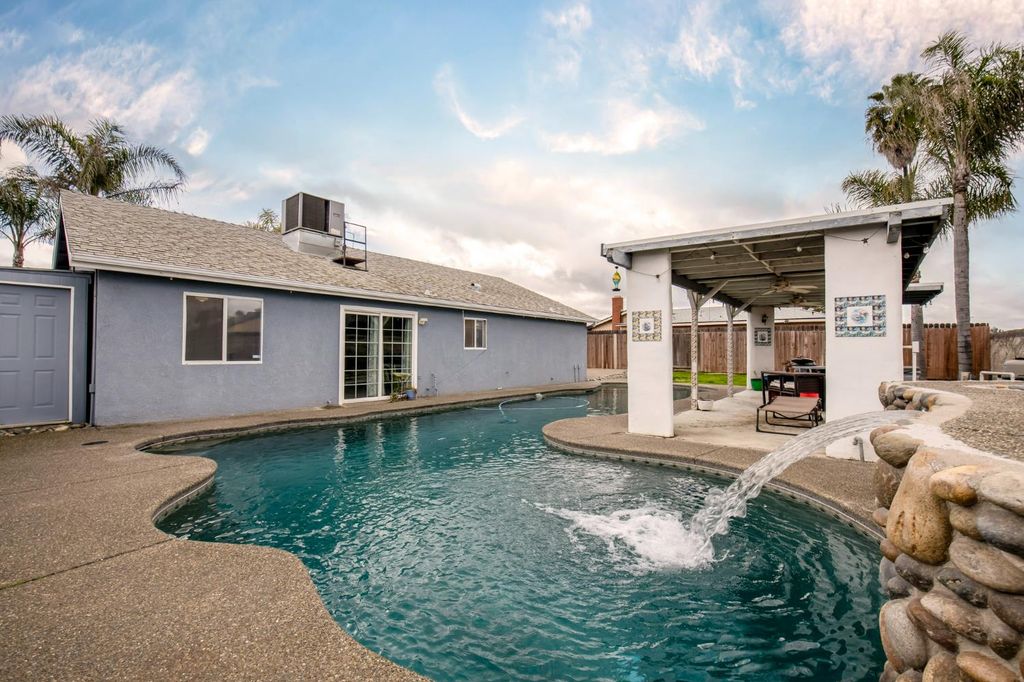 Image 12 of property listing at 1326 Elm Court, Hanford, CA 93230