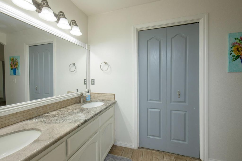 Image 14 of property listing at 1326 Elm Court, Hanford, CA 93230