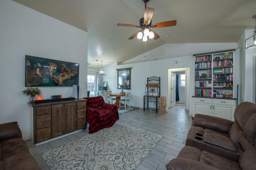 Image 16 of property listing at 1326 Elm Court, Hanford, CA 93230