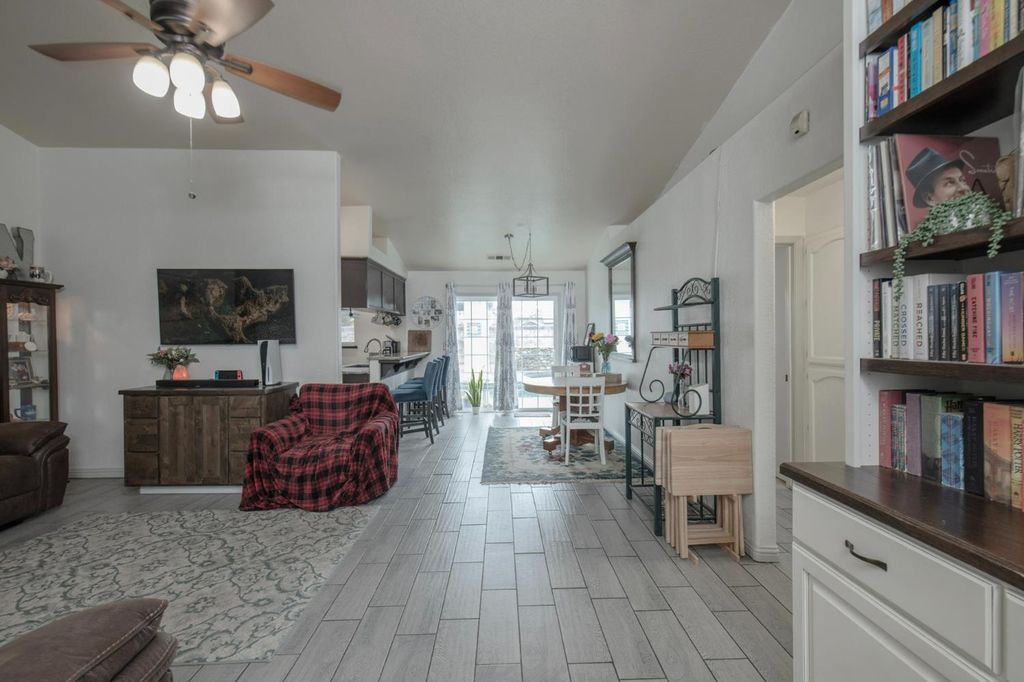 Image 17 of property listing at 1326 Elm Court, Hanford, CA 93230