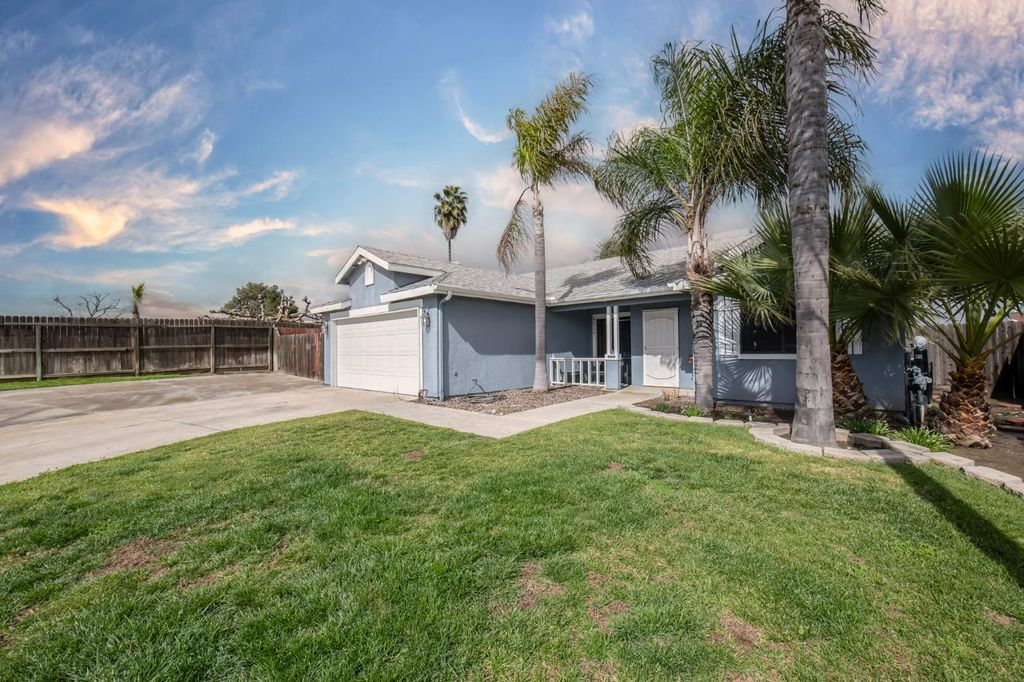 Image 4 of property listing at 1326 Elm Court, Hanford, CA 93230