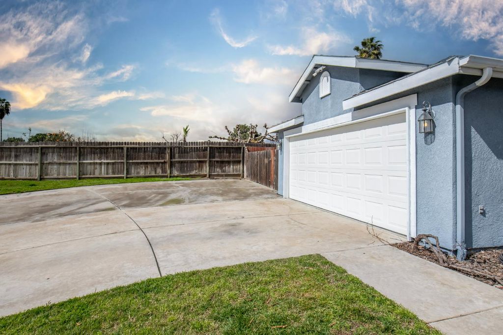 Image 5 of property listing at 1326 Elm Court, Hanford, CA 93230