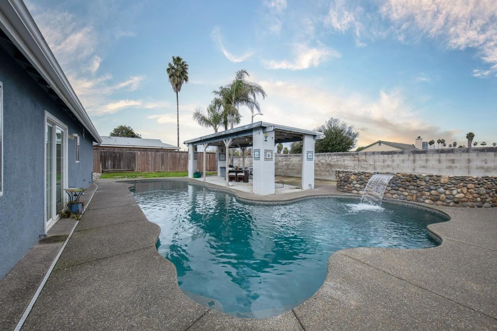 Image 7 of property listing at 1326 Elm Court, Hanford, CA 93230