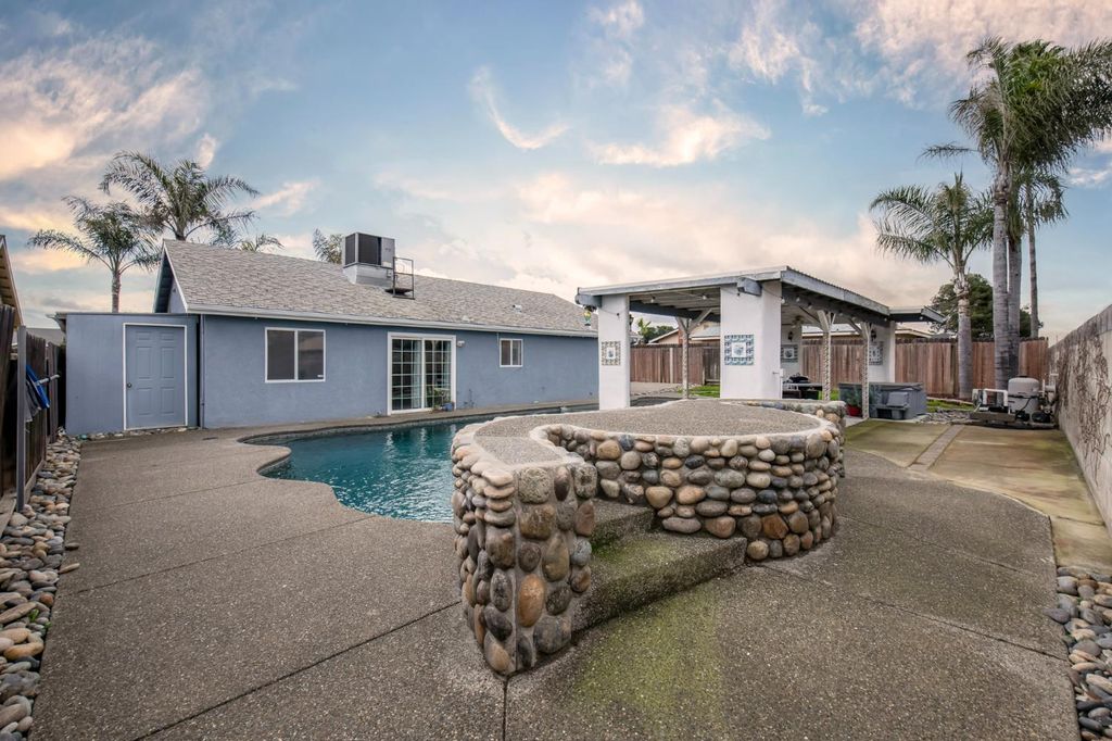 Image 8 of property listing at 1326 Elm Court, Hanford, CA 93230