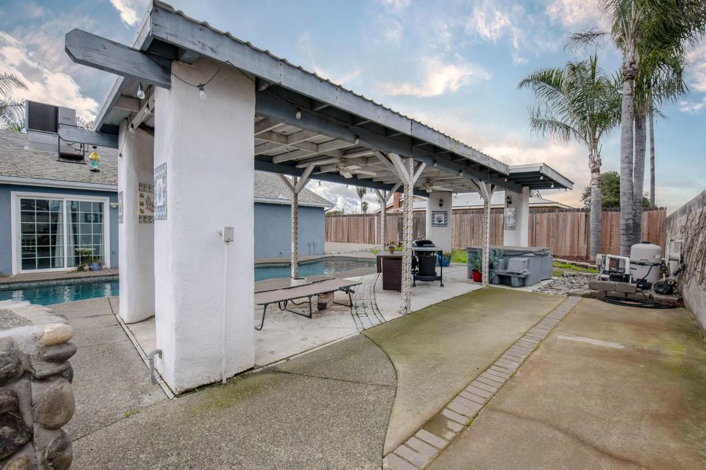 Image 9 of property listing at 1326 Elm Court, Hanford, CA 93230