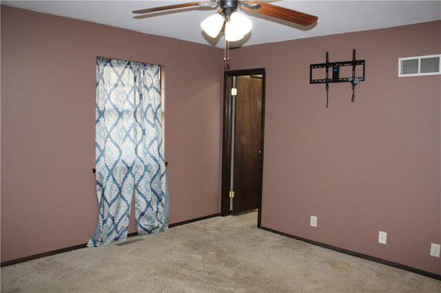 1805 Cambridge Lane, Pittsburg, KS 66762