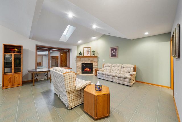 N160W18903 Oakland DRIVE, Jackson, WI 53037