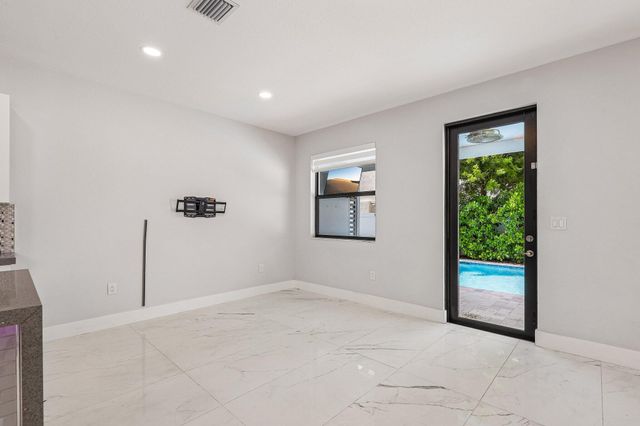 3567 W 110th Terrace, Hialeah, FL 33018