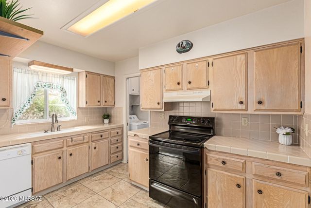 130 E Los Arcos, Green Valley, AZ 85614