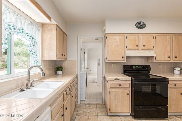 130 E Los Arcos, Green Valley, AZ 85614