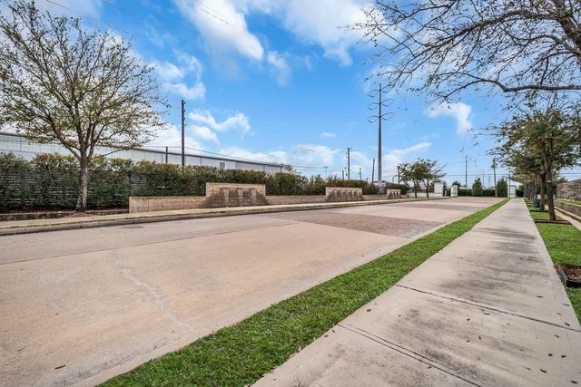 5849 E Post Oak Lane, Houston, TX 77055