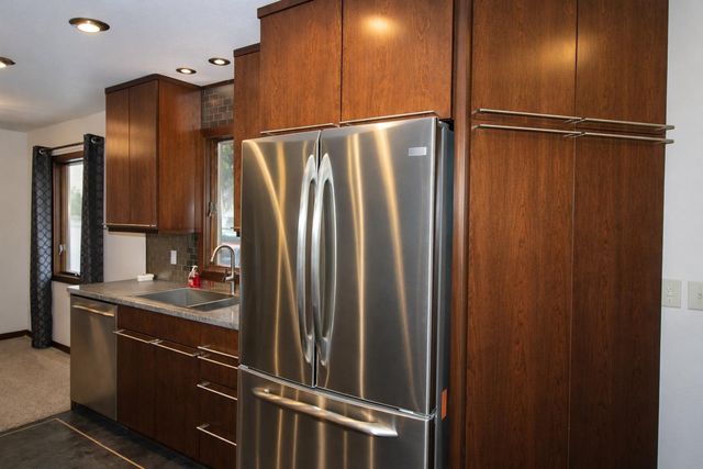 5 NW 19th St, Minot, ND 58703