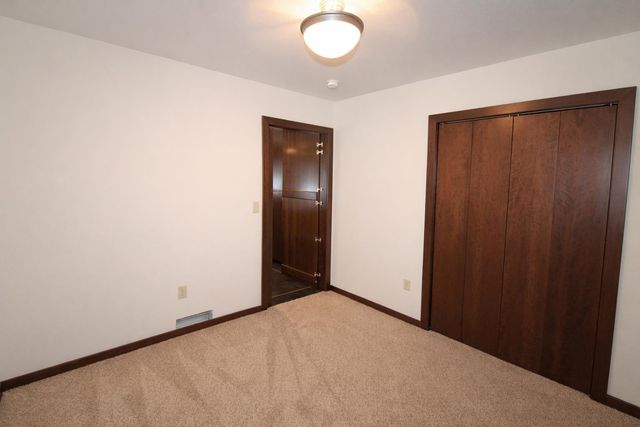 5 NW 19th St, Minot, ND 58703