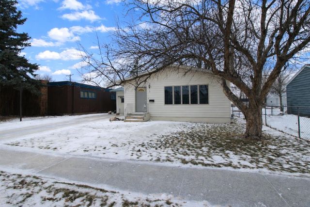 5 NW 19th St, Minot, ND 58703