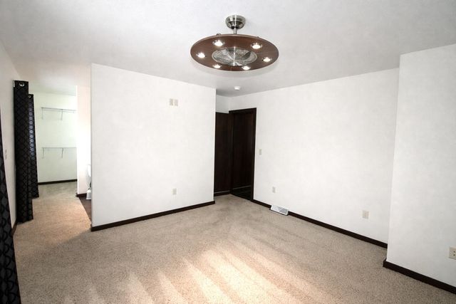 5 NW 19th St, Minot, ND 58703