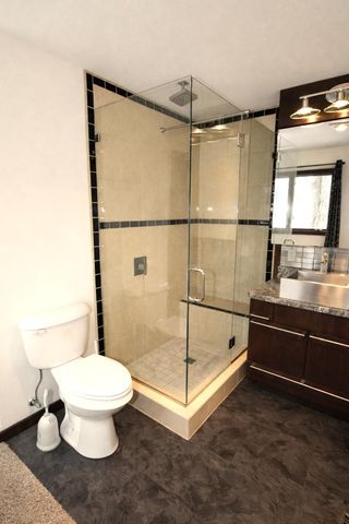 5 NW 19th St, Minot, ND 58703