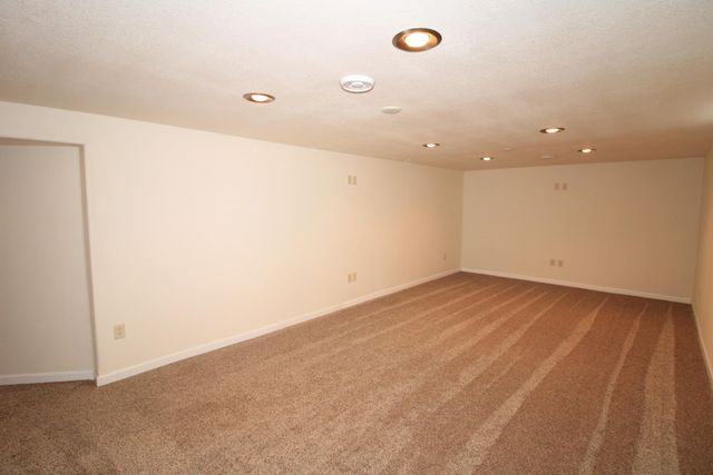 5 NW 19th St, Minot, ND 58703