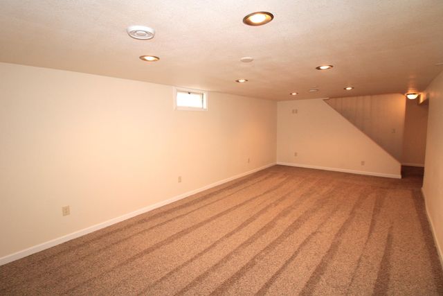 5 NW 19th St, Minot, ND 58703