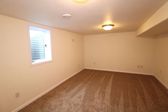 5 NW 19th St, Minot, ND 58703