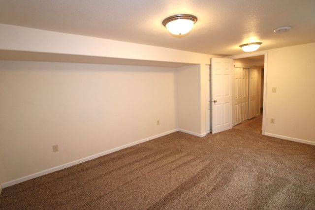 5 NW 19th St, Minot, ND 58703