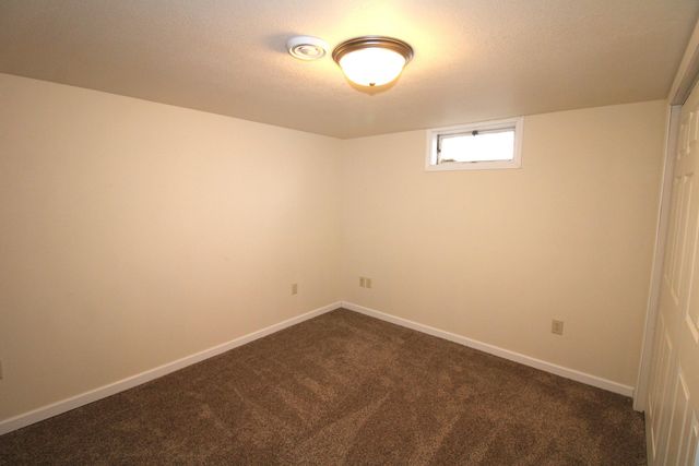 5 NW 19th St, Minot, ND 58703