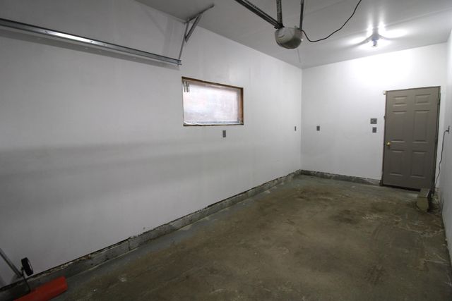 5 NW 19th St, Minot, ND 58703