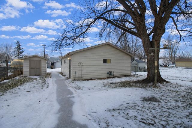 5 NW 19th St, Minot, ND 58703