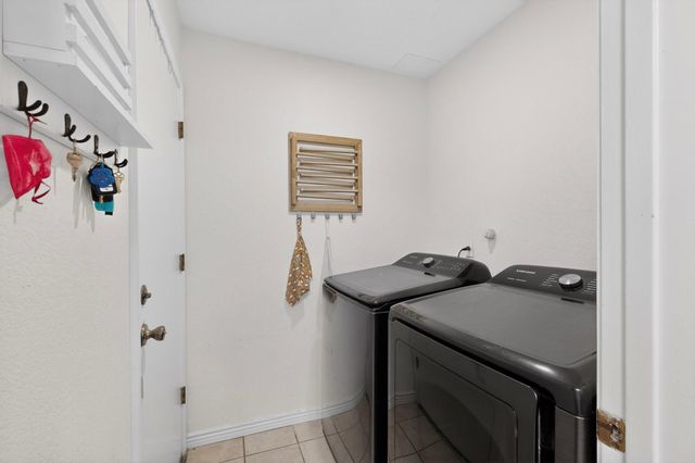 8016 Fallbrook Place NW, Albuquerque, NM 87120
