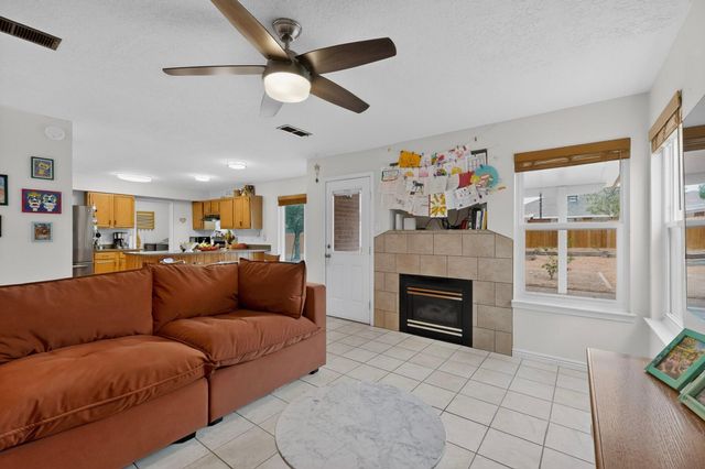 8016 Fallbrook Place NW, Albuquerque, NM 87120