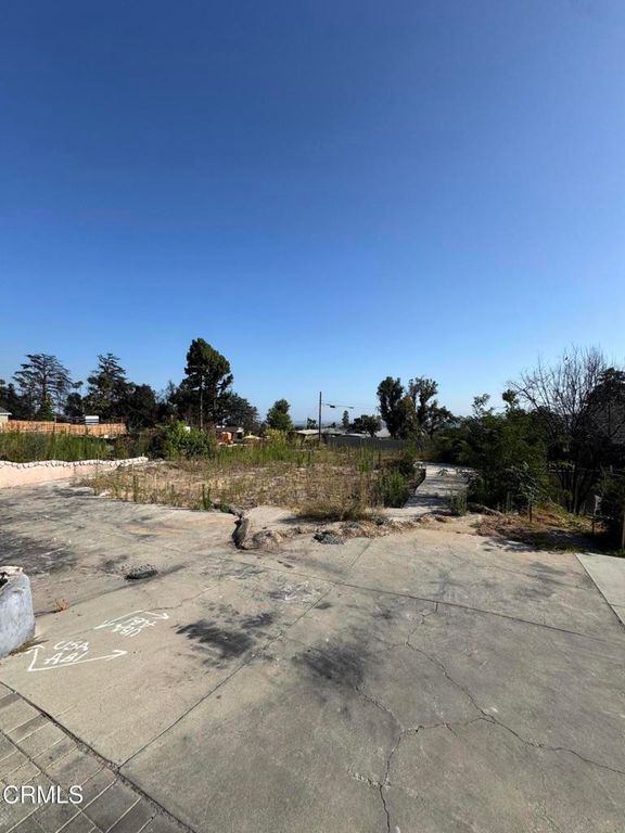 Image 4 of property listing at 3320 N Raymond Avenue, Altadena, CA 91001