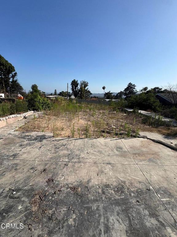Image 5 of property listing at 3320 N Raymond Avenue, Altadena, CA 91001