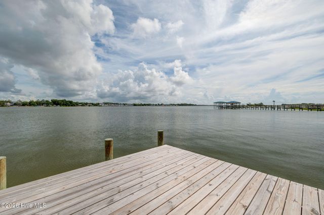 915 Chadwick Shores Drive, Sneads Ferry, NC 28460