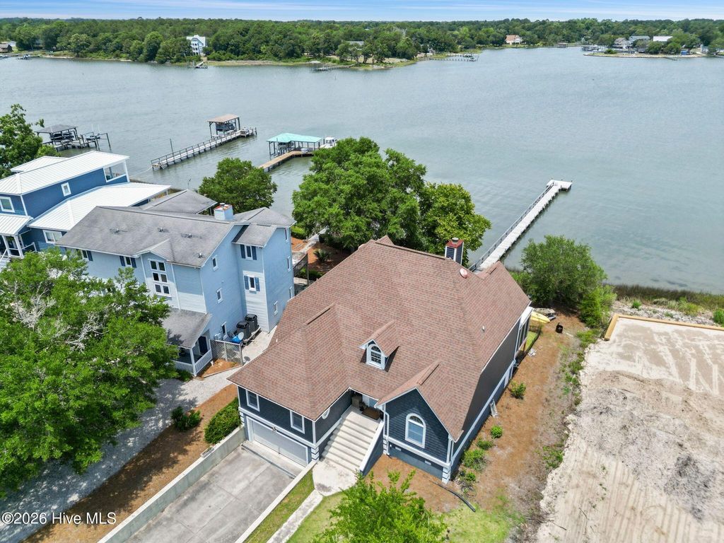 915 Chadwick Shores Drive, Sneads Ferry, NC 28460