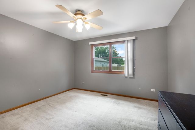 18207 W Big Oaks Road, Grayslake, IL 60030