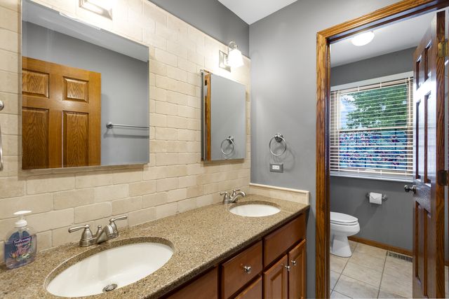 18207 W Big Oaks Road, Grayslake, IL 60030