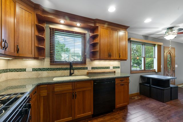 18207 W Big Oaks Road, Grayslake, IL 60030