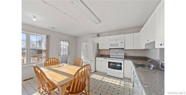 21 Kings Way, Pawling, NY 12564