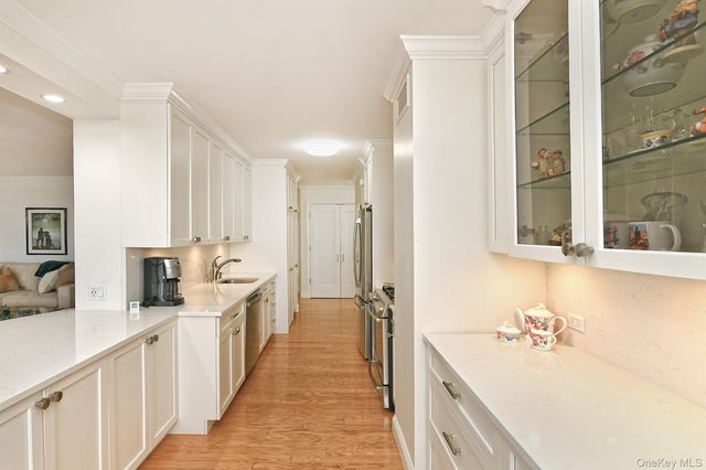 269-10 Grand Central Parkway 15L, Floral Park, NY 11005