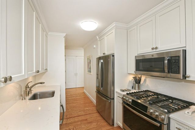 269-10 Grand Central Parkway 15L, Floral Park, NY 11005