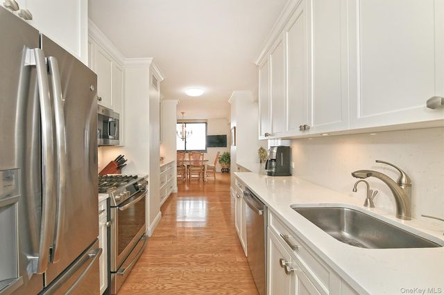 269-10 Grand Central Parkway 15L, Floral Park, NY 11005