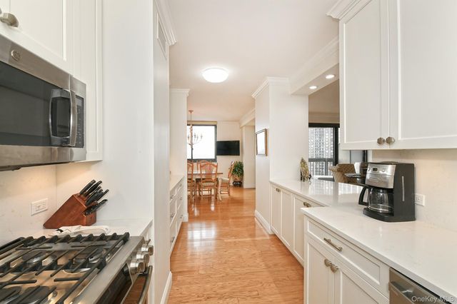 269-10 Grand Central Parkway 15L, Floral Park, NY 11005