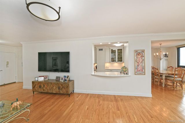 269-10 Grand Central Parkway 15L, Floral Park, NY 11005