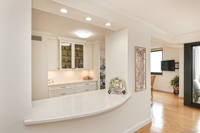 269-10 Grand Central Parkway 15L, Floral Park, NY 11005