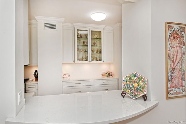 269-10 Grand Central Parkway 15L, Floral Park, NY 11005