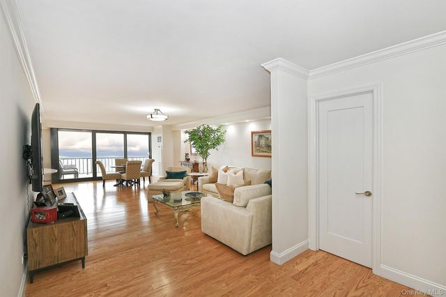 269-10 Grand Central Parkway 15L, Floral Park, NY 11005
